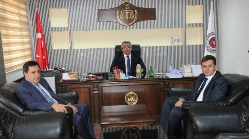 Vali Küçük İdare Mahkemesini Ziyaret Etti