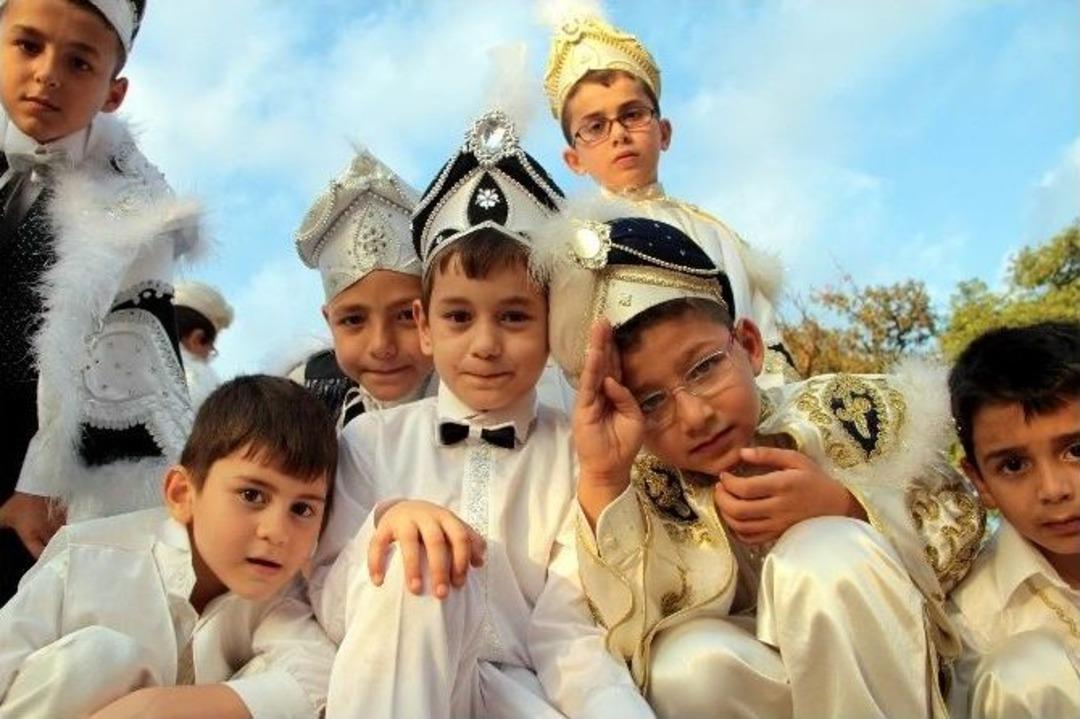 Kimsesiz &Ccedil;ocuklara S&uuml;nnet D&uuml;ğ&uuml;n&uuml;