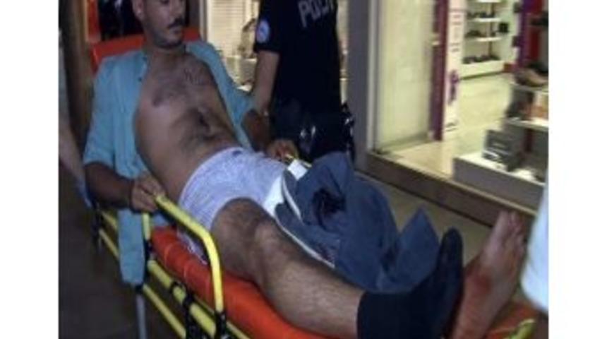 Tanımadığı Kıza Telefon Numarasını Vermek İsteyince Bı&ccedil;aklandı