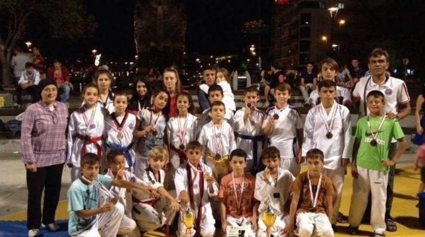 Burhaniyeli Tekvandocular Zafer Kupasına Katıldı