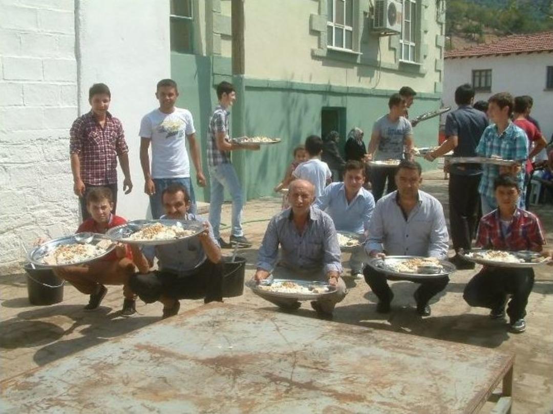 Bol Suya Kavuşan K&ouml;yde 700 Kişiye Yemek Verildi