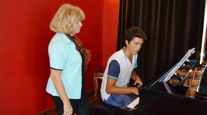 İdil Biret, Gen&ccedil; Yeteneklerle &Ccedil;alışmalara Başladı