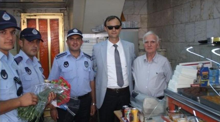 Edirne Zabıtası, Esnafa &Ccedil;i&ccedil;ek Dağıttı