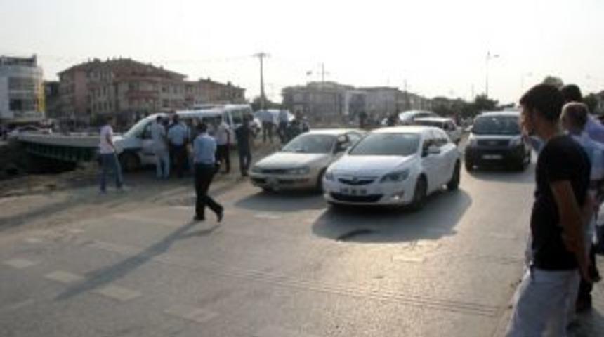 Yolun Karşısına Ge&ccedil;meye &Ccedil;alışırken Otomobil &Ccedil;arptı