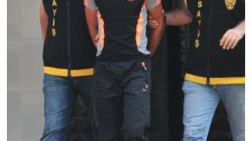 &Ccedil;ektirdikleri Fotoğrafı "facebook&rsquo;a Atalım" Diyerek Telefonu Gasp Ettiler