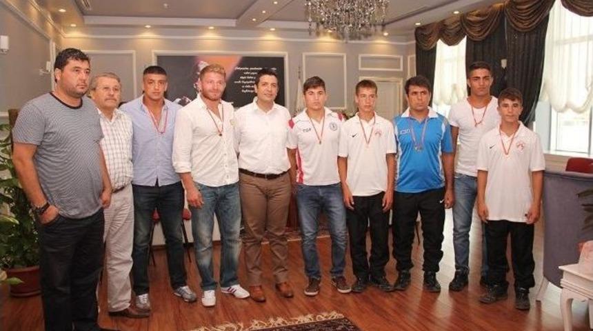 D&ouml;şemealtı Belediyesi&rsquo;nden Kırkpınar G&uuml;reş&ccedil;ilerine Altın