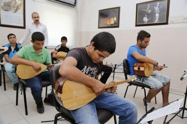 Şahinbey’den Kimsesiz Çocuklara Keman, Bağlama Ve Gitar Kursu