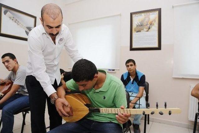 Şahinbey’den Kimsesiz Çocuklara Keman, Bağlama Ve Gitar Kursu