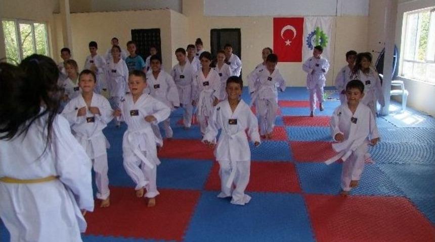 Ergene&rsquo;de A&ccedil;ılan &lsquo;taekwondo Kursu&rsquo; Devam Ediyor