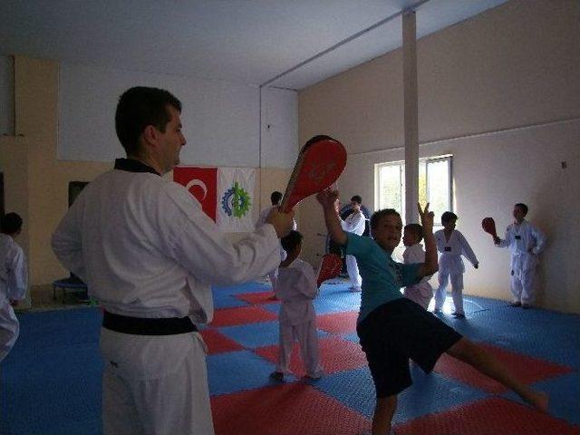 Ergene’de Açılan ‘taekwondo Kursu’ Devam Ediyor