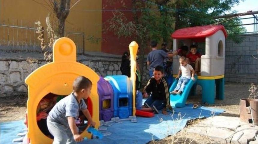 İdilli &Ouml;ğretmenlerden Yezidi &Ccedil;ocuklara S&uuml;rpriz