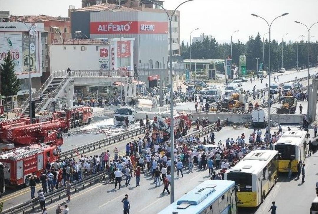 Avcılar&rsquo;da &Uuml;st Ge&ccedil;it &Ccedil;&ouml;kt&uuml;: 2 &Ouml;l&uuml;, 2 Yaralı
