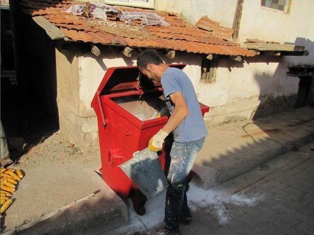 Kalorifer Ve Soba Külleri Kül Konteynerlerine Dökülecek