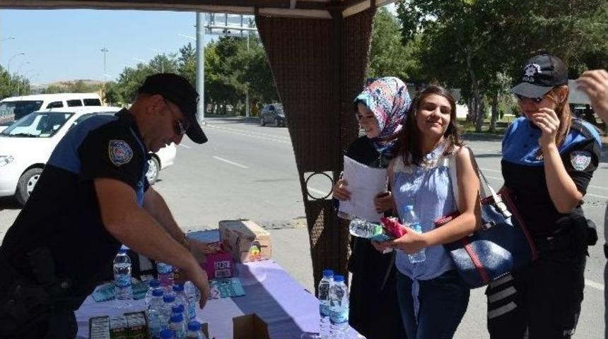 &Uuml;niversiteyi Yeni Kazanan &Ouml;ğrencileri Polisler Karşılıyor