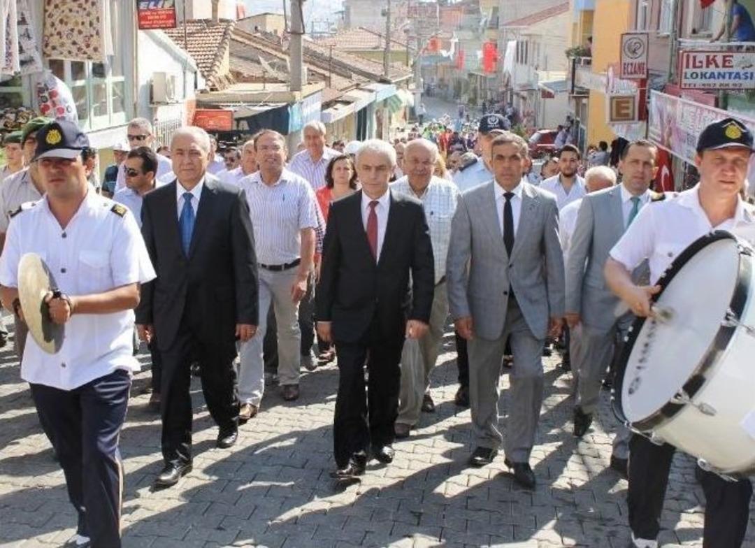 Kiraz&rsquo;da Erdem Ve Şenlendirici R&uuml;zgarı Esti