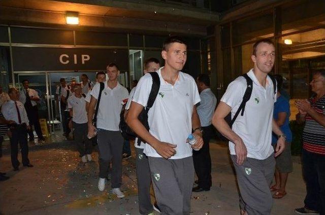 Şaşmaz, Zalgiris Takımını Çiçeklerle Karşıladı