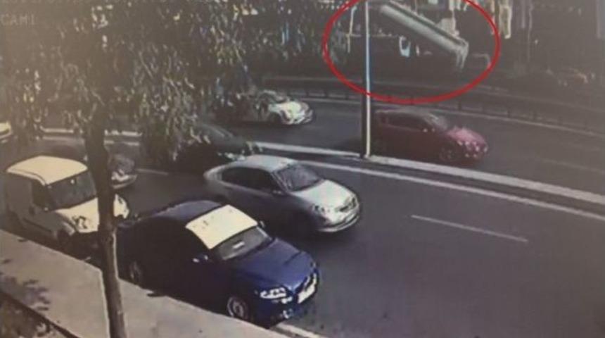 Avcılar’da Yaşanan Üst Geçit Kazası Kamerada
