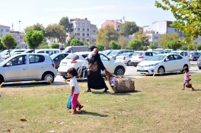 Yalova Zabıtası Parklarda Yatan Suriyelileri Topladı