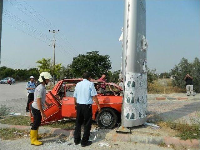 Reklam Panosuna Çarpan Otomobil Sürücüsü Ağır Yaralandı