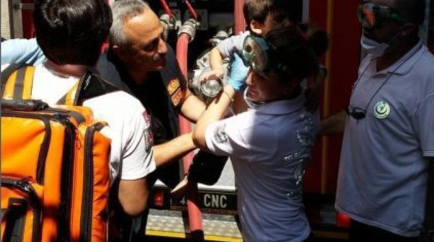 Yanan Evde Mahsur Kalan &Ccedil;ocukları Itfaiye Kurtardı