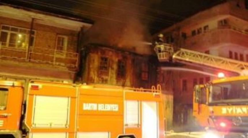 Tarihi Binada Yangın &Ccedil;ıktı