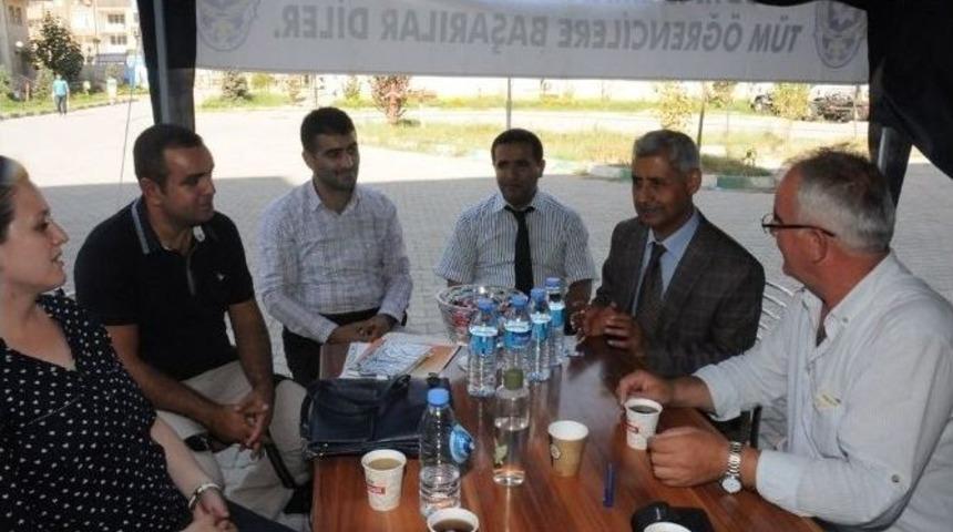 Rekt&ouml;r Vekili Bal, Kayıt Yapan &Ouml;ğrencilerle Bir Araya Geldi