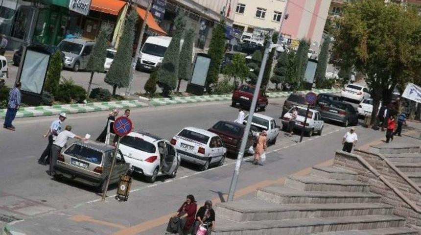 Yozgat&rsquo;ta S&uuml;r&uuml;c&uuml;ler Saat Kulesi Valilik Arasında Park Yasağının Kaldırılmasını İstiyor