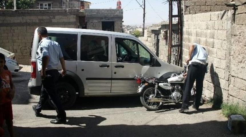 Polis Otosuna Motosikletle &Ccedil;arpan Ş&uuml;phelilerden Biri Yakalandı