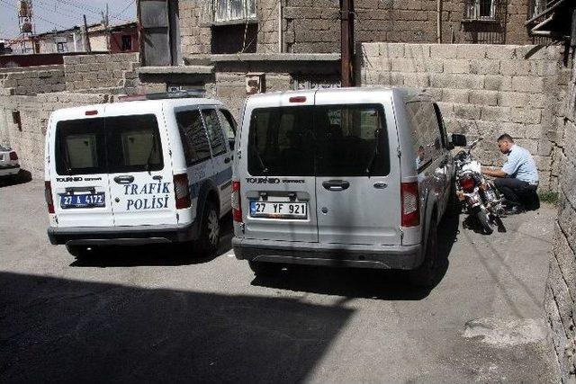 Polis Otosuna Motosikletle Çarpan Şüphelilerden Biri Yakalandı