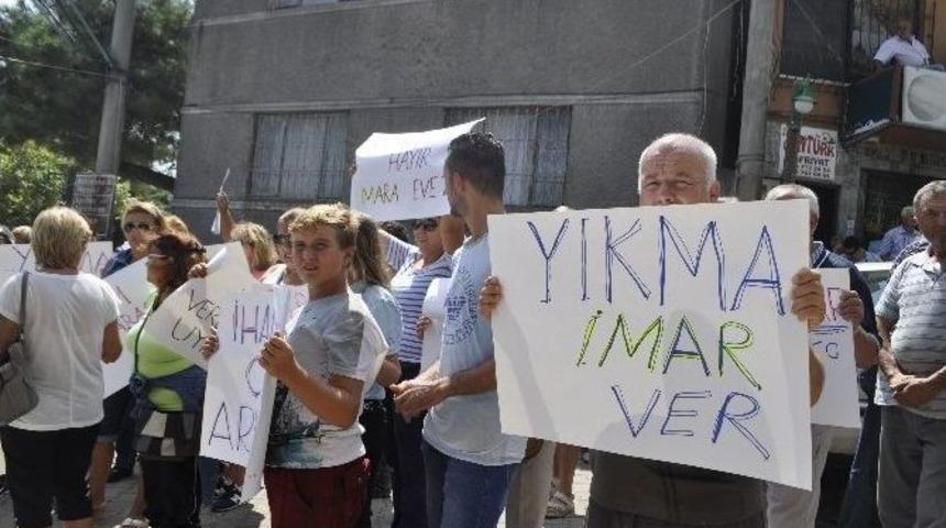 Ayvacık&rsquo;ta Yıkım Kararı Alınan Sahildeki Binaların Sahiplerinden Protesto