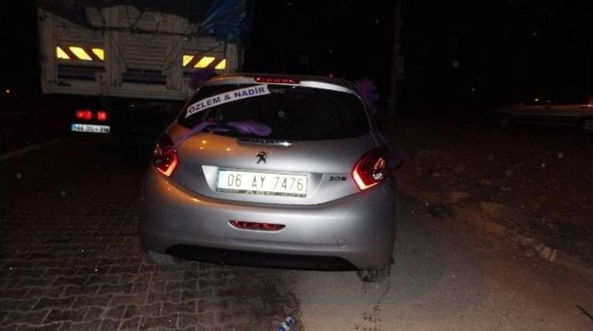 Gelin Arabasına Kamyon &Ccedil;arptı: 1 Yaralı