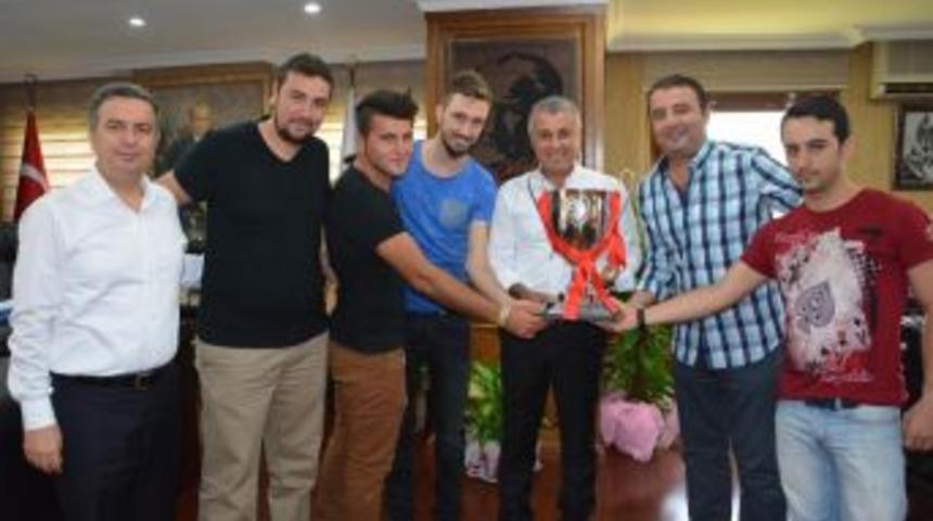 Plajın Şampiyonlarından Başkan S&ouml;zen'e Ziyaret