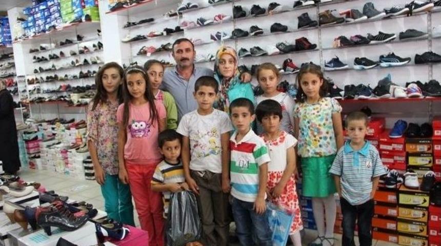 Oltu Kaymakamlığı Yetim Ve &Ouml;ks&uuml;z &Ccedil;ocukları Sevindirdi