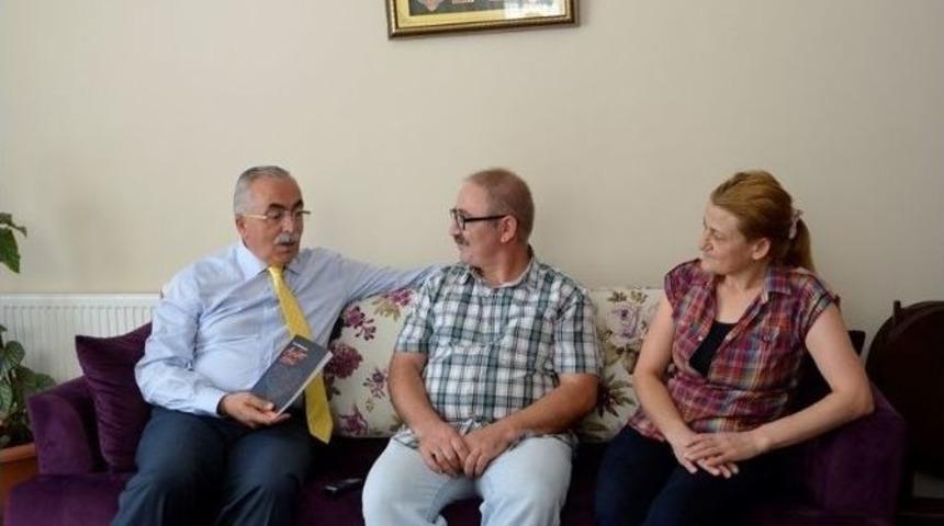 Engelli Babasının &ldquo;bir Y&uuml;rek &Ccedil;ığlığı&rdquo; Kitabına Destek