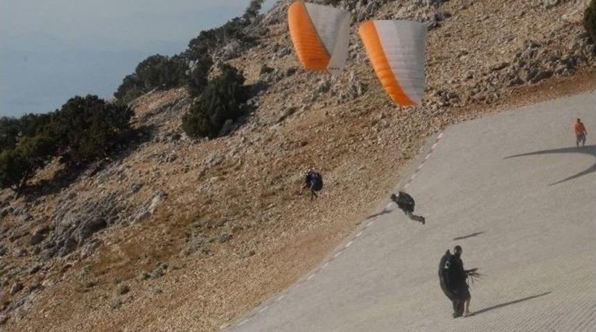 İsve&ccedil;li Paraş&uuml;t&ccedil;&uuml; Kayalıklara &Ccedil;akıldı