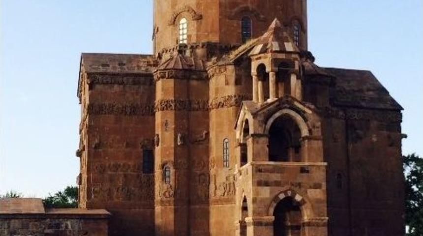 Akdamar Adası&rsquo;ndaki Ayine Doğru