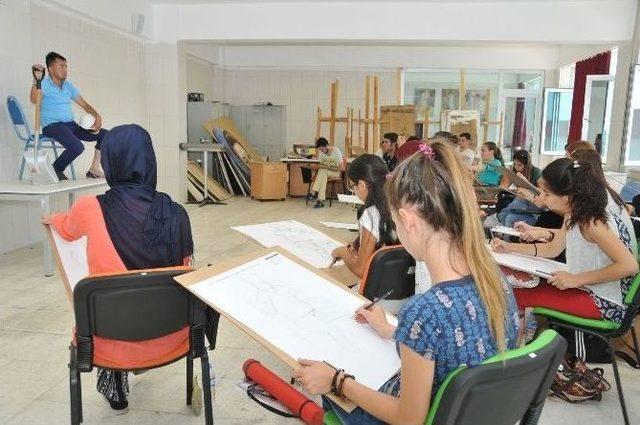 Akü Güzel Sanatlar Fakültesi Resim Bölümüne Bu Yıl 30 Yetenekli Öğrenci Kayıt Yaptırmaya Hak Kazandı