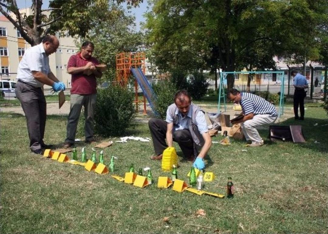 Kadın &Ccedil;orabı Giyip, Kavga Ettikleri Hurdacının Evine Molotof Attılar