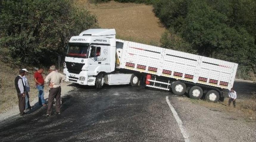 Yokuşta Kalan Tır, Yolu Trafiğe Kapattı