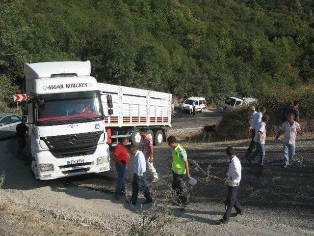 Yokuşta Kalan Tır, Yolu Trafiğe Kapattı