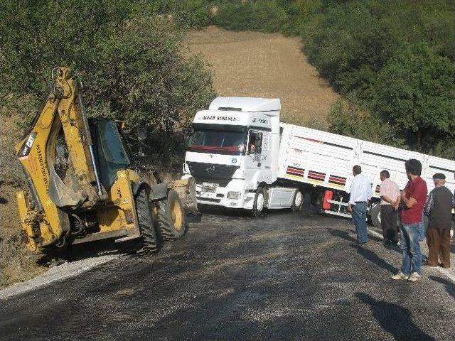 Yokuşta Kalan Tır, Yolu Trafiğe Kapattı