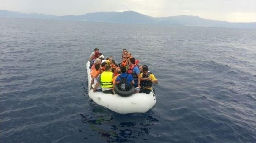 Sahilg&uuml;venlik 76 Ka&ccedil;ak G&ouml;&ccedil;meni &Ouml;l&uuml;mden Kurtardı