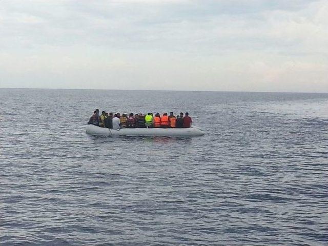 Sahilgüvenlik 76 Kaçak Göçmeni Ölümden Kurtardı