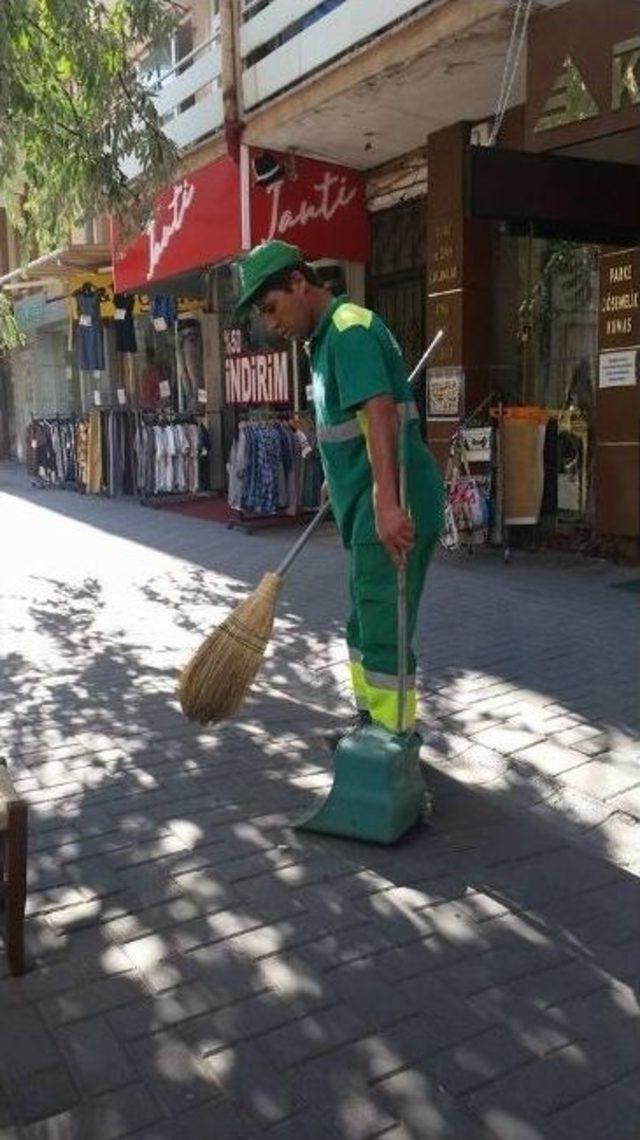 Karesi Belediyesi Her Gün 160 Ton Çöp Topluyor