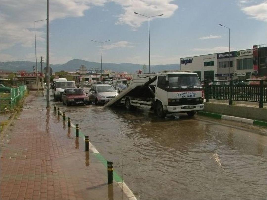 10 Dakikalık Yağmur Bursa Trafiğini Fel&ccedil; Etti