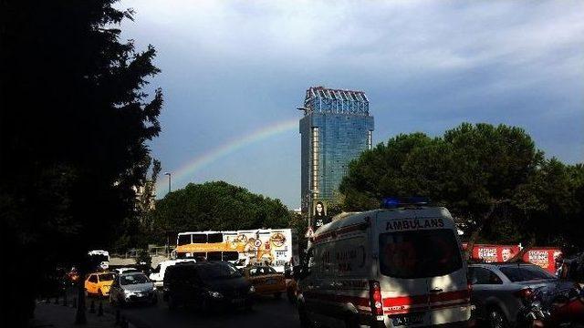 İstanbul Trafiği Gökkuşağıyla Renklendi