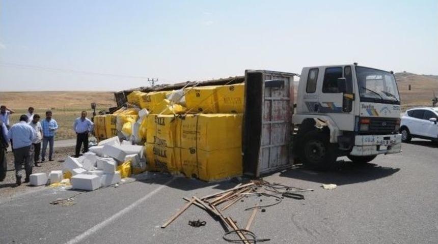 Cizre&rsquo;de Tuğla Y&uuml;kl&uuml; Kamyon Devrildi