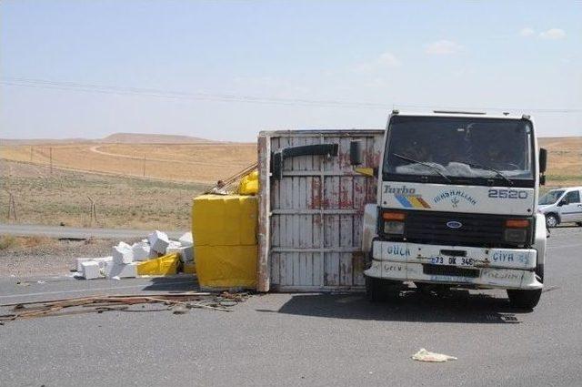 Cizre’de Tuğla Yüklü Kamyon Devrildi