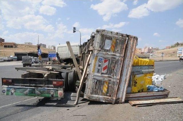 Cizre’de Tuğla Yüklü Kamyon Devrildi