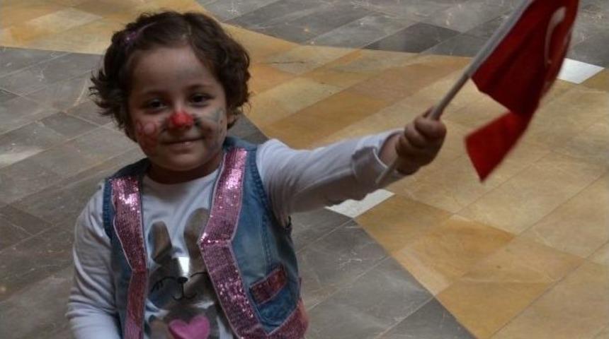 Şanlıurfa Piazza&rsquo;dan Binlerce T&uuml;rk Bayrağı